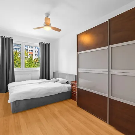 Spacious 3-bedroom With Park View In Petrzalka Appartement *